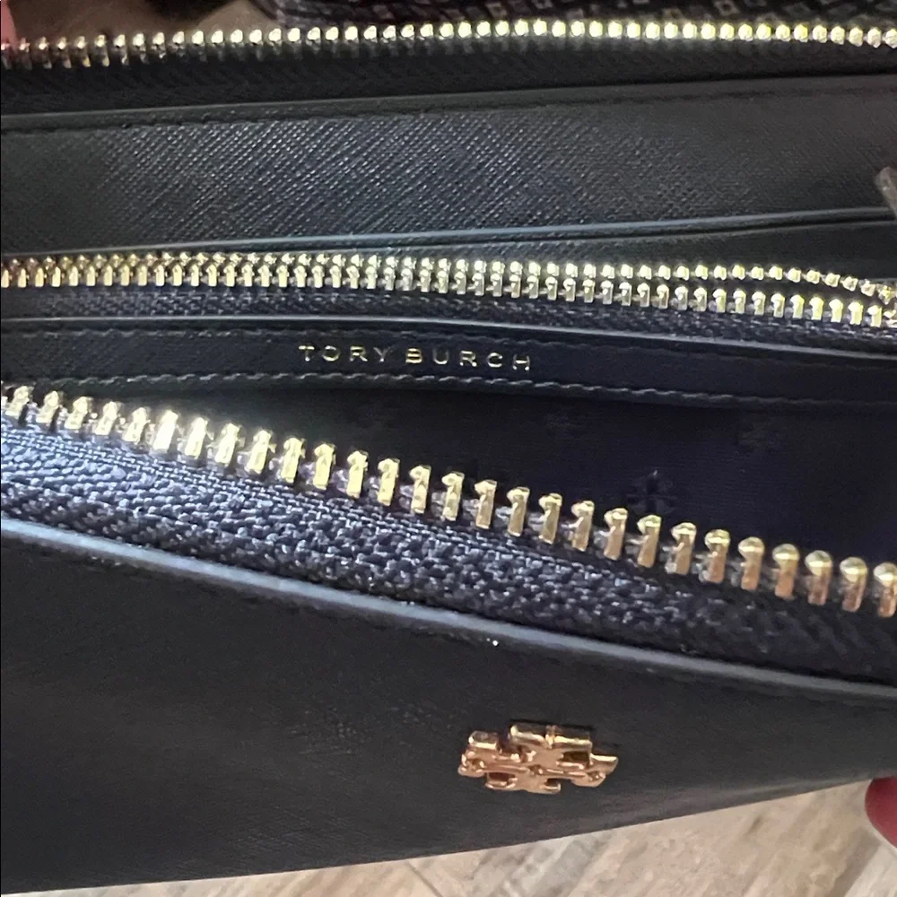 Tory Burch Saffiano Leather wallet - Picture 5 of 5